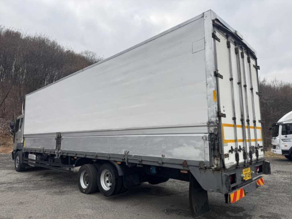 medium and large cargo truck - Vista 6