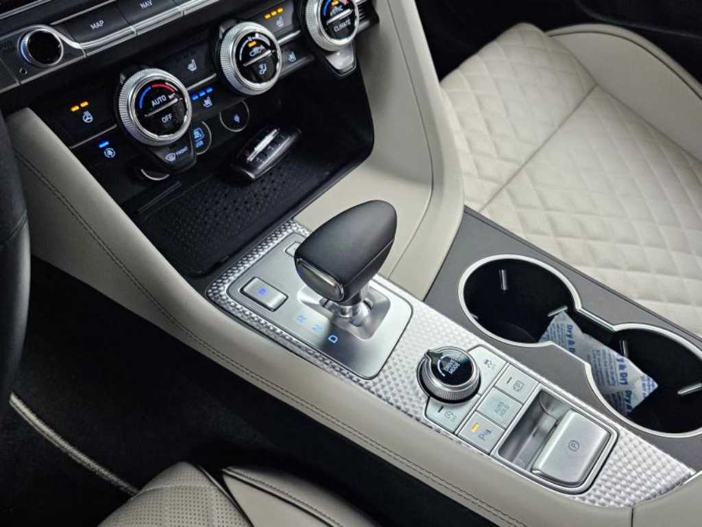 Genesis G70 - Vista 9