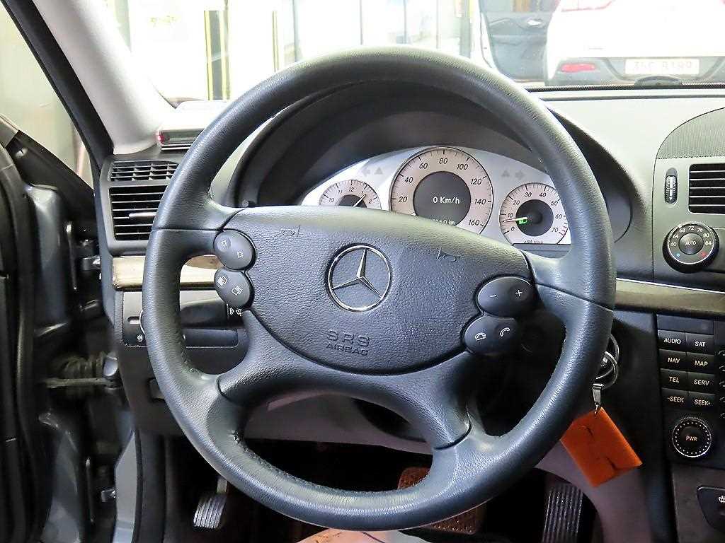 Mercedes Benz E class - Vista 8