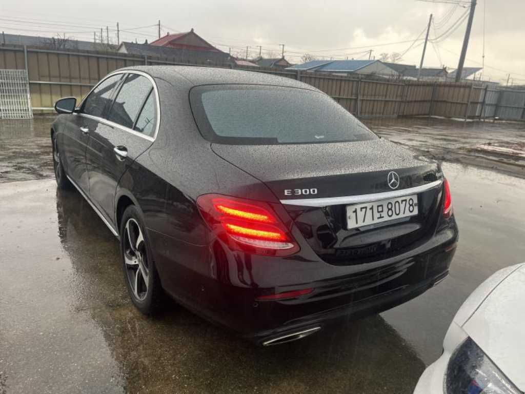 Mercedes Benz E class - Vista 4