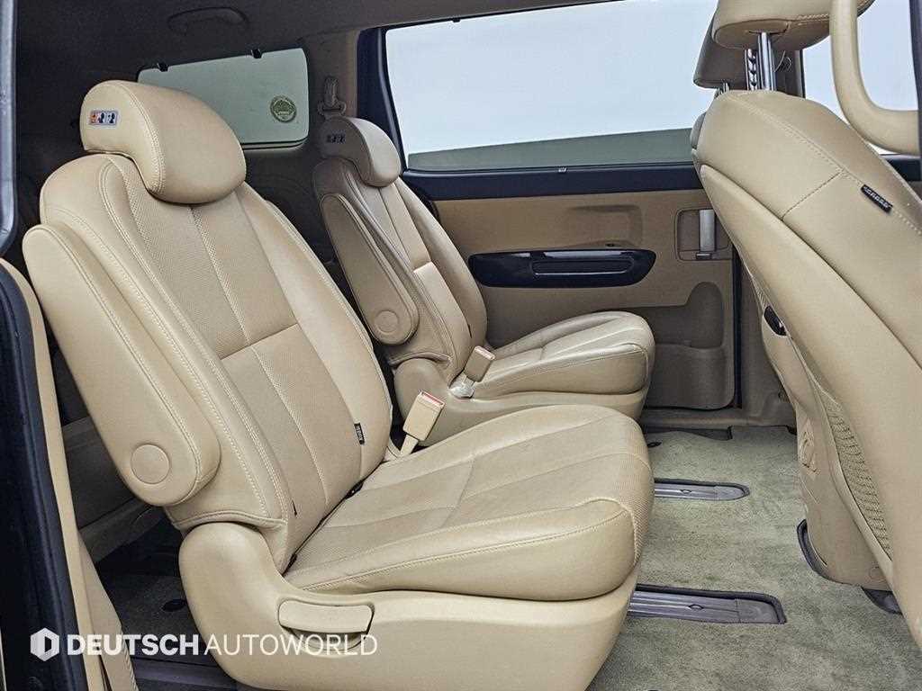 KIA Carnival - Vista 12