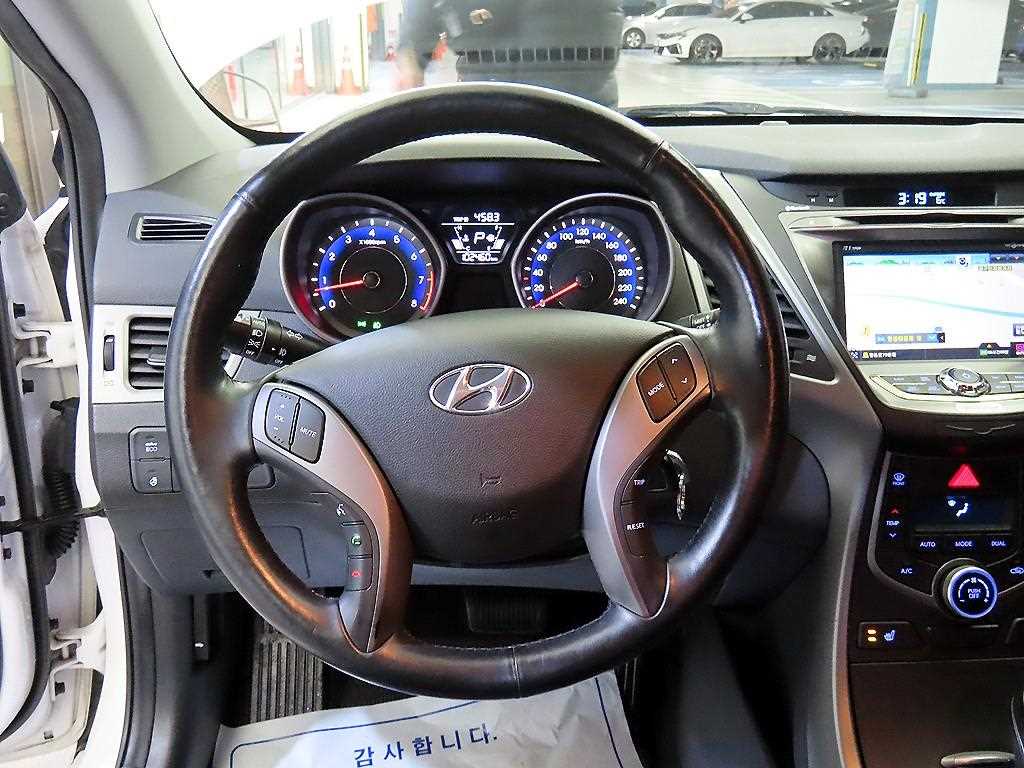 HYUNDAI Avante - Vista 8