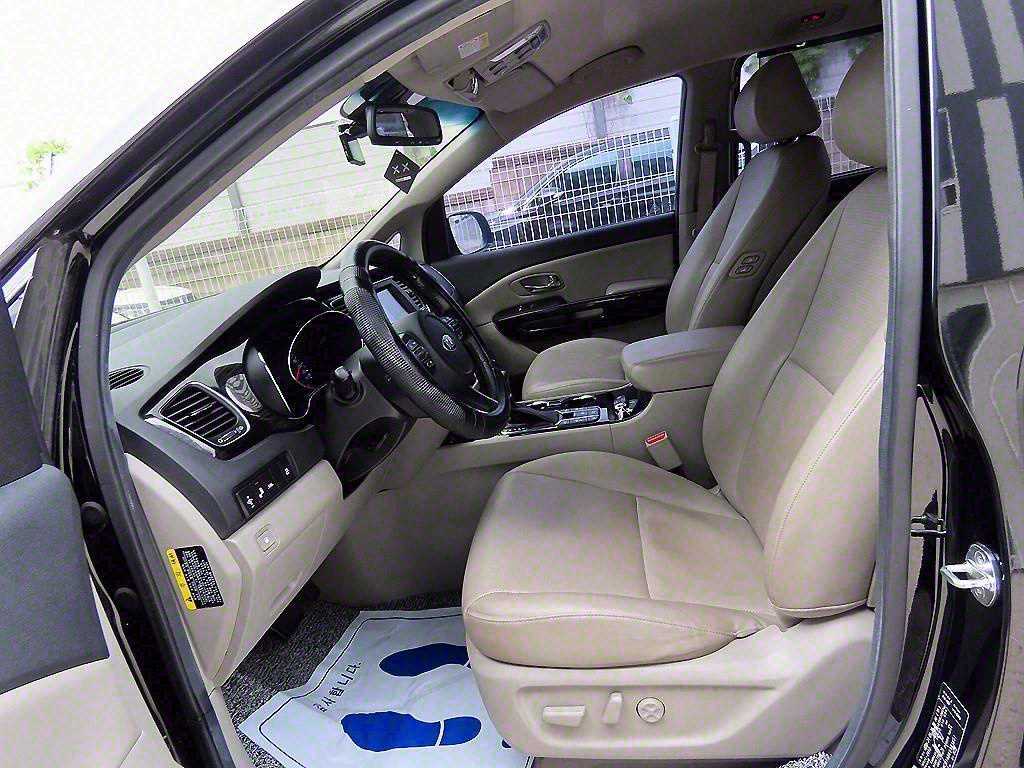KIA Carnival - Vista 5