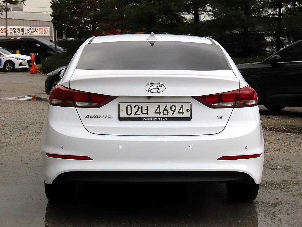HYUNDAI Avante - Vista 4