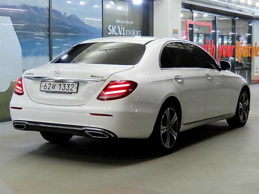 Mercedes Benz E class - Vista 4