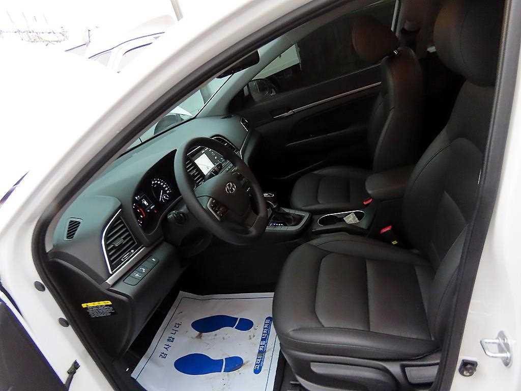 HYUNDAI Avante - Vista 5