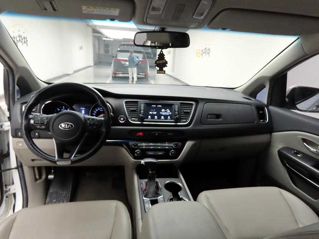 KIA Carnival - Vista 7