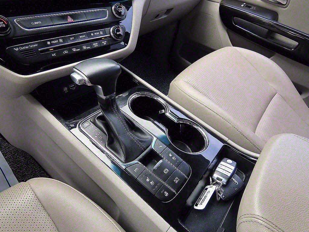 KIA Carnival - Vista 11