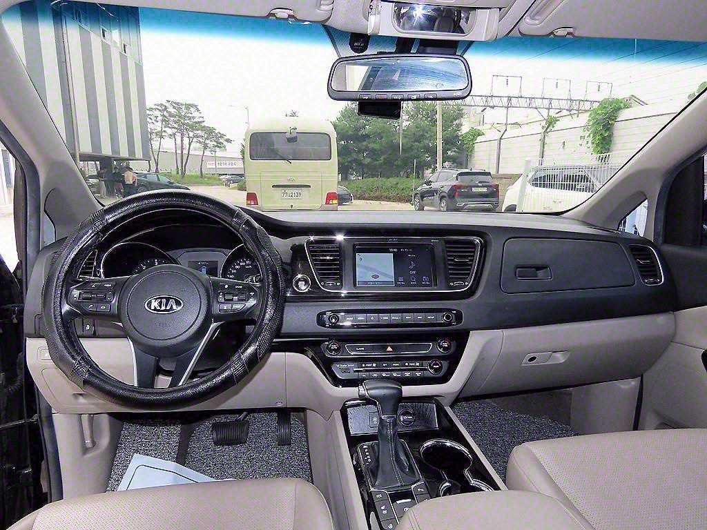 KIA Carnival - Vista 8