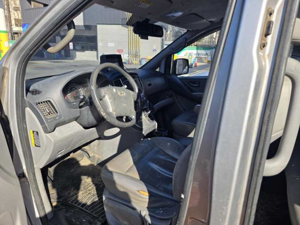 HYUNDAI Starex - Vista 6