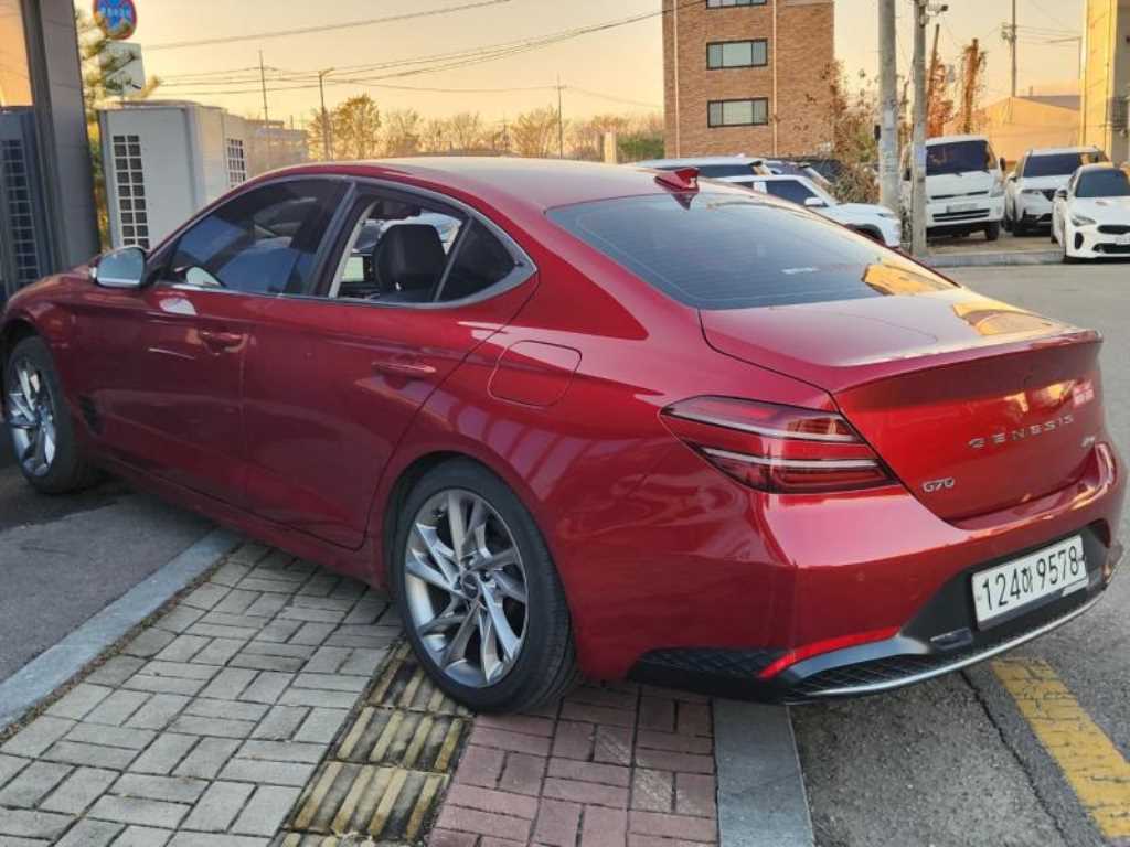 Genesis G70 - Vista 4