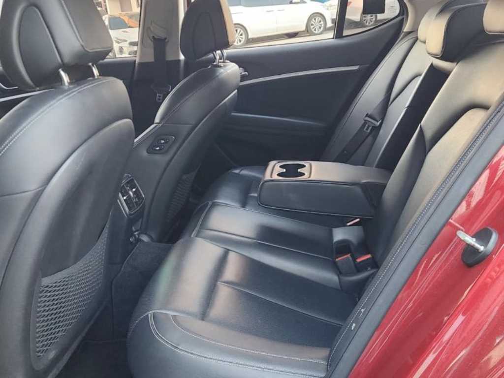 Genesis G70 - Vista 8