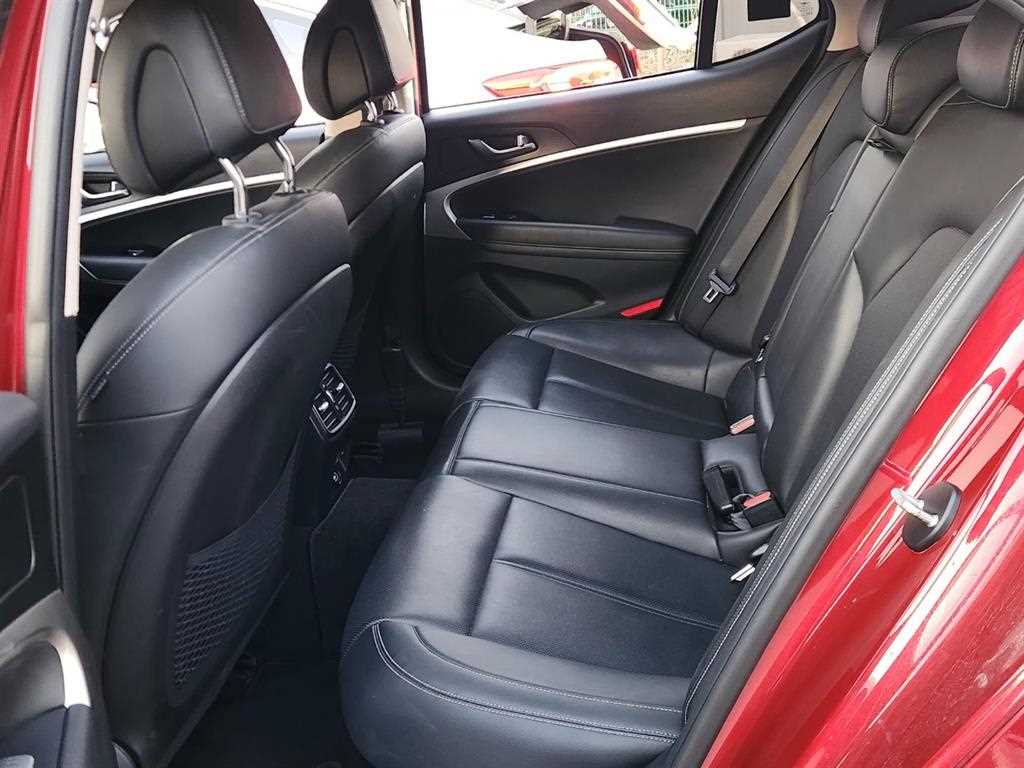 Genesis G70 - Vista 8