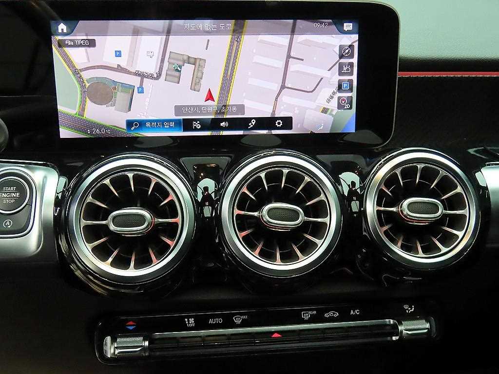 Mercedes Benz GLB Class - Vista 12