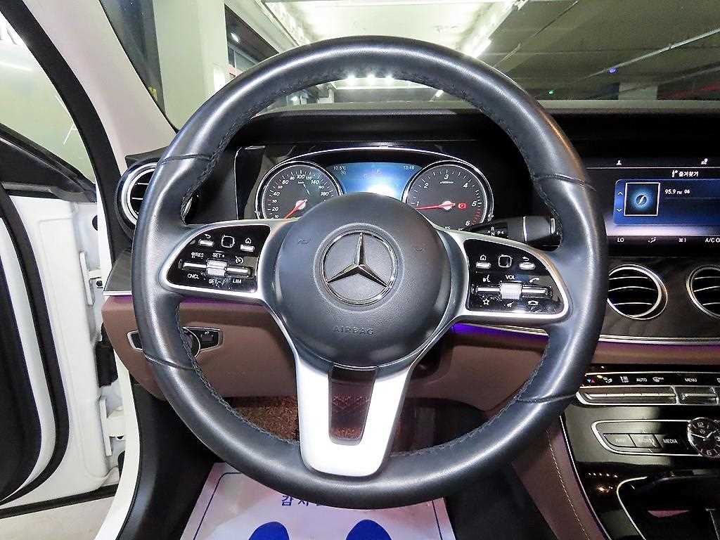 Mercedes Benz E class - Vista 8