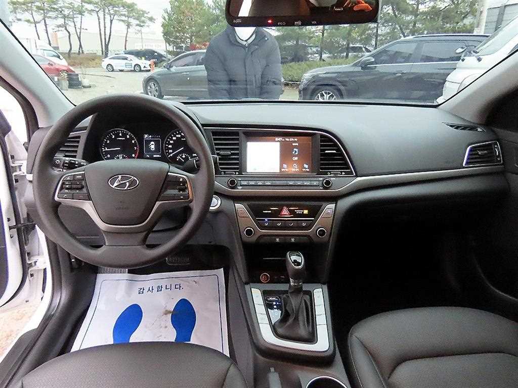 HYUNDAI Avante - Vista 7