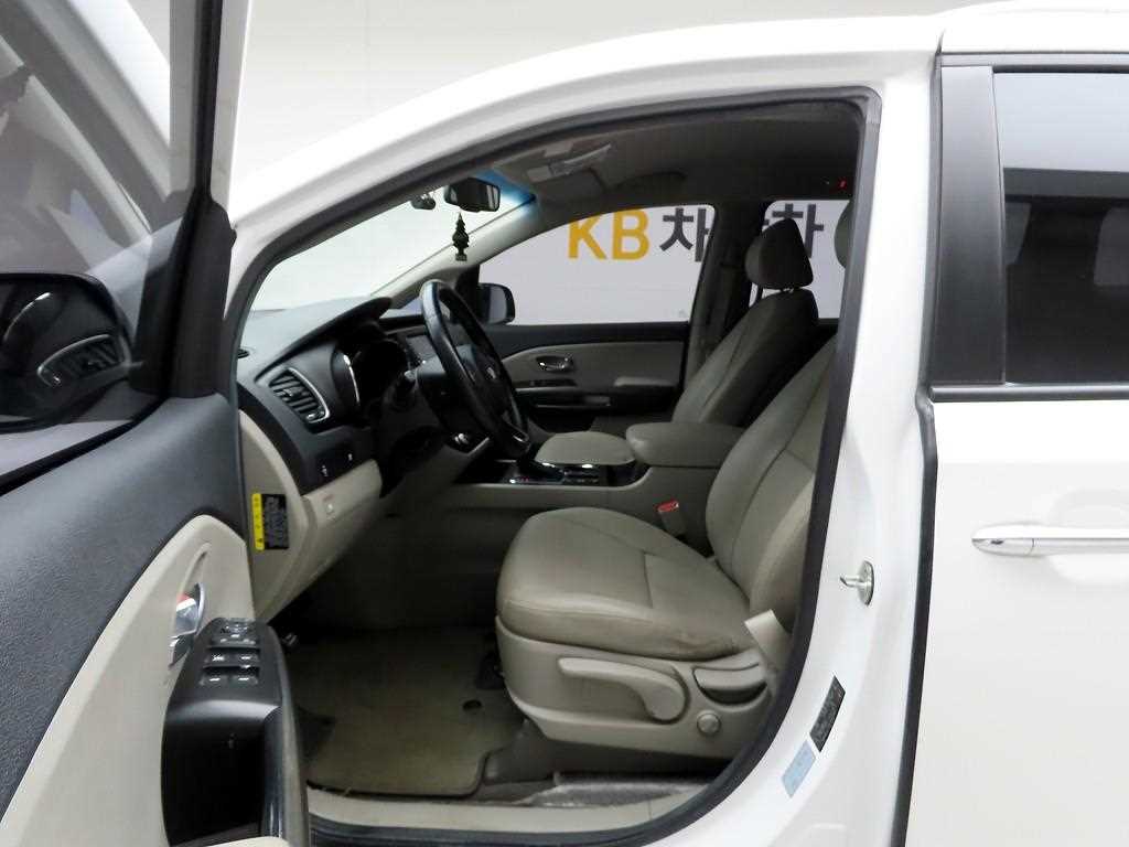 KIA Carnival - Vista 12