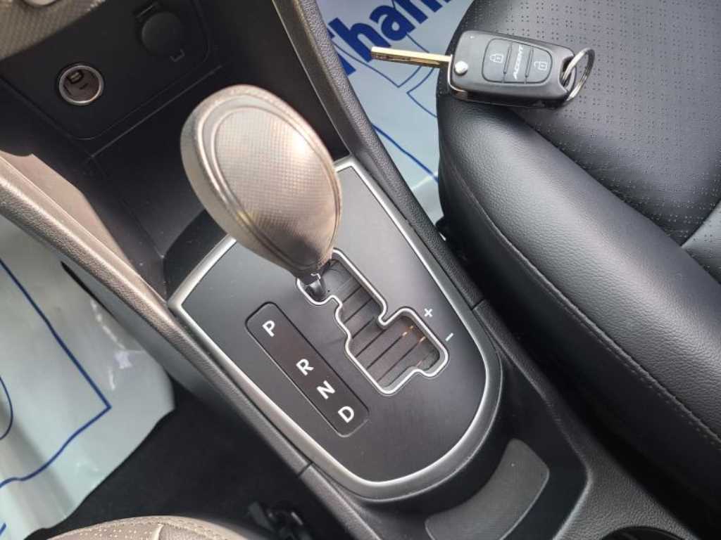 HYUNDAI Accent - Vista 12