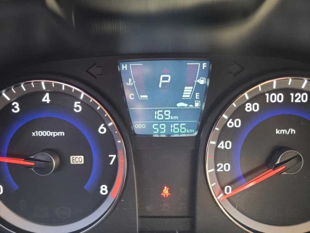 HYUNDAI Accent - Vista 7