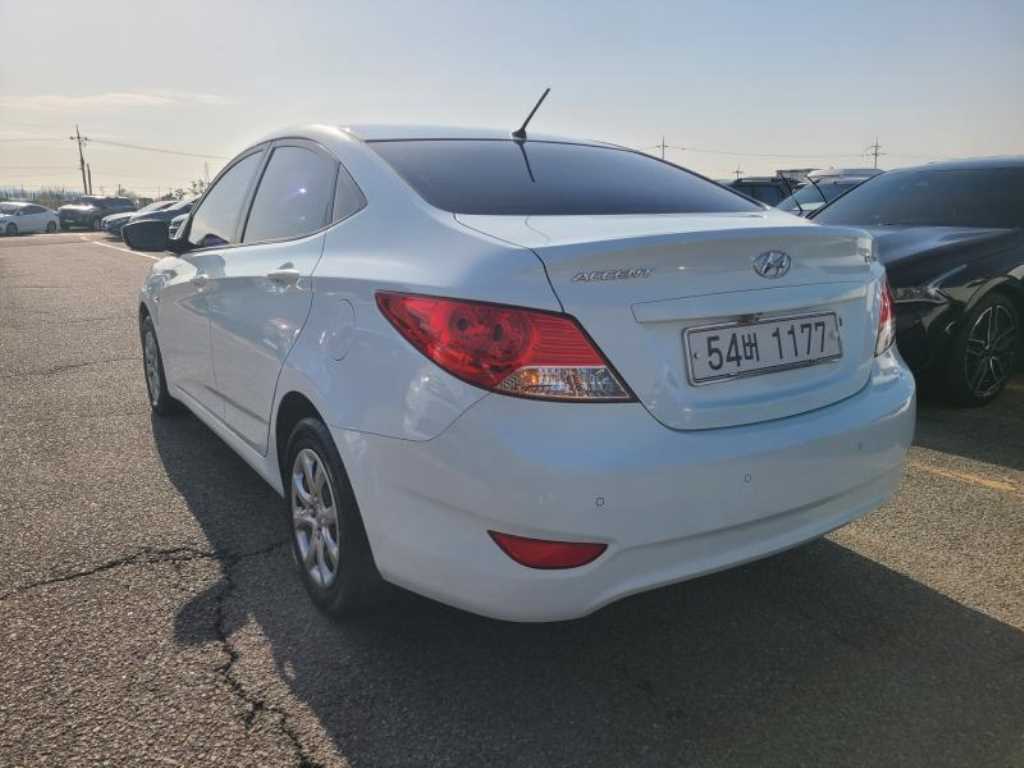 HYUNDAI Accent - Vista 4