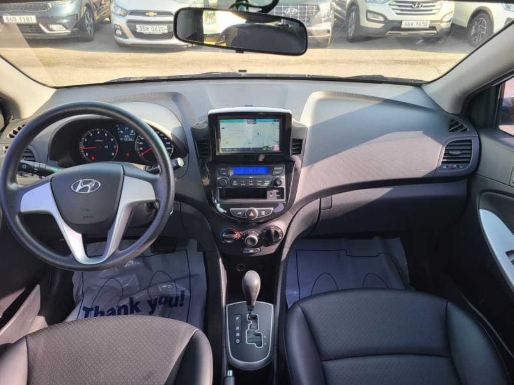 HYUNDAI Accent - Vista 8