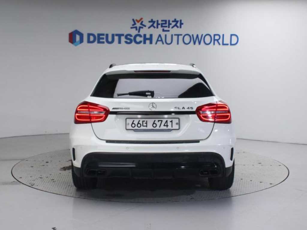 Mercedes Benz GLA Class - Vista 4