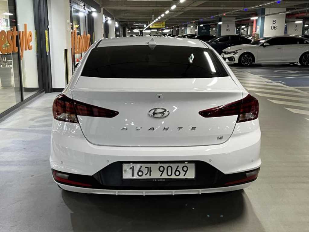 HYUNDAI Avante - Vista 5