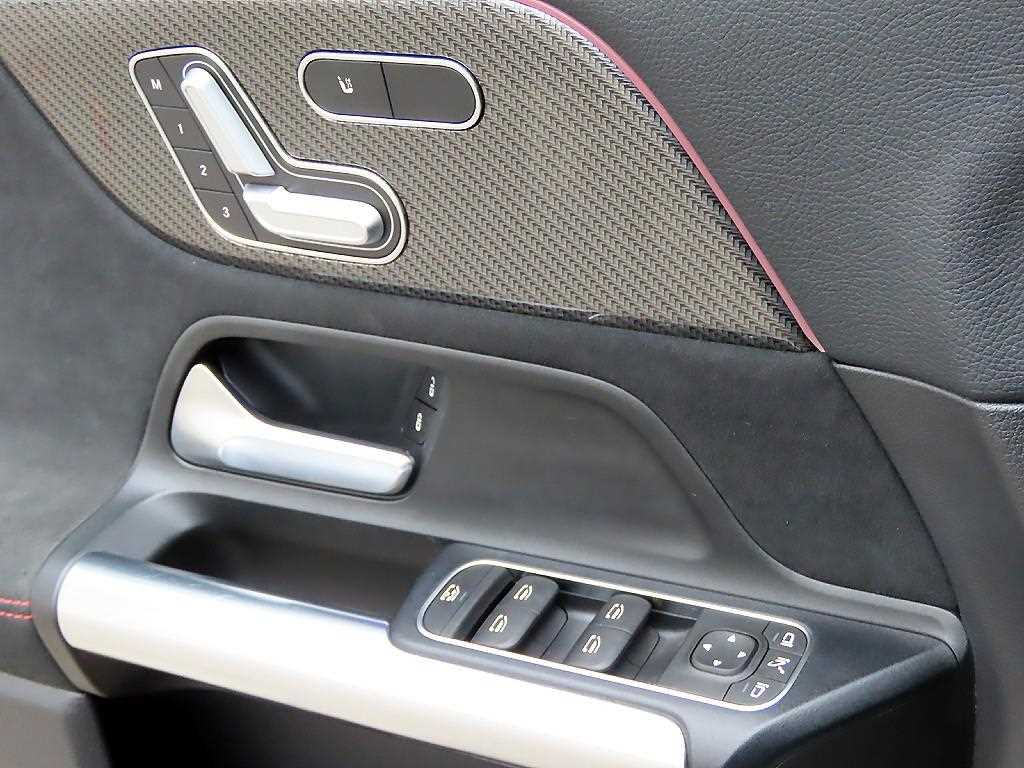 Mercedes Benz GLA Class - Vista 12