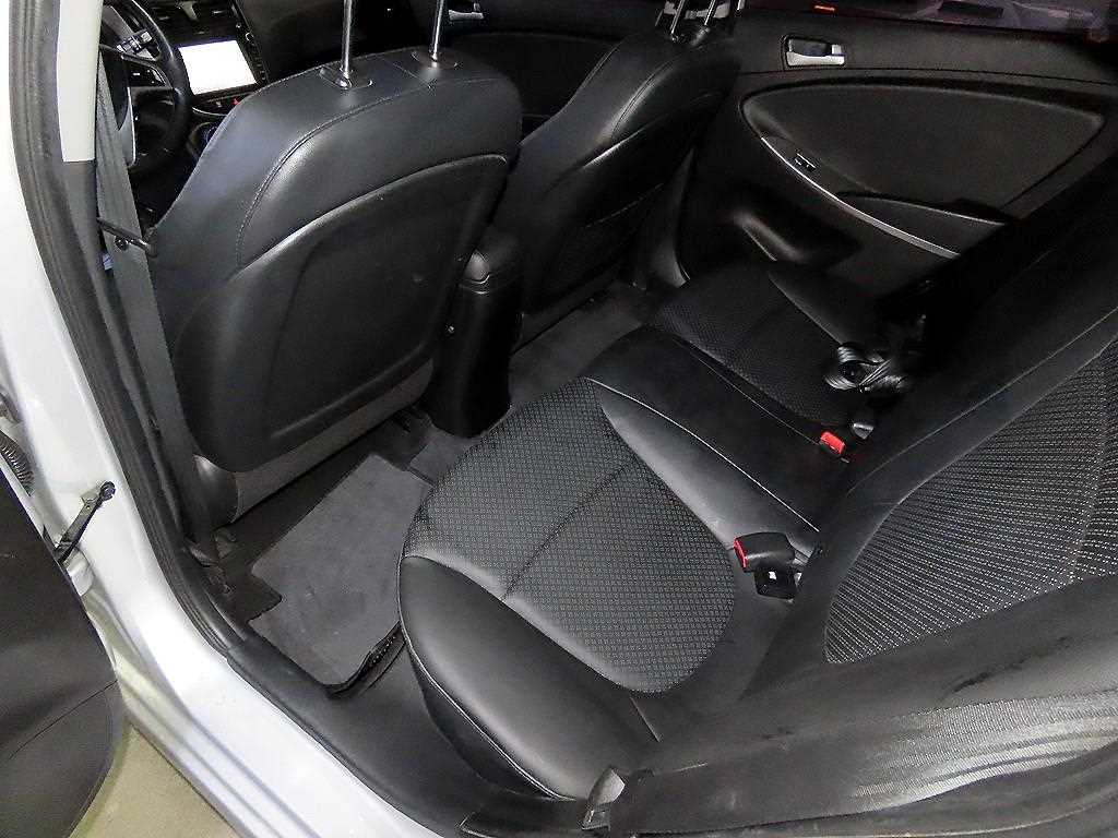 HYUNDAI Accent - Vista 7