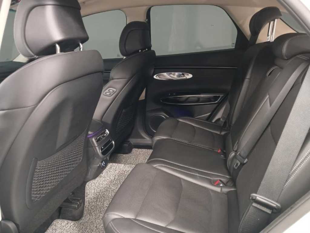 Genesis GV70 - Vista 8