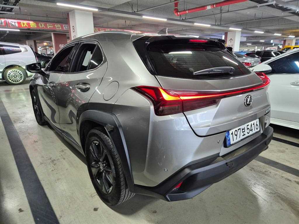 Lexus UX - Vista 4
