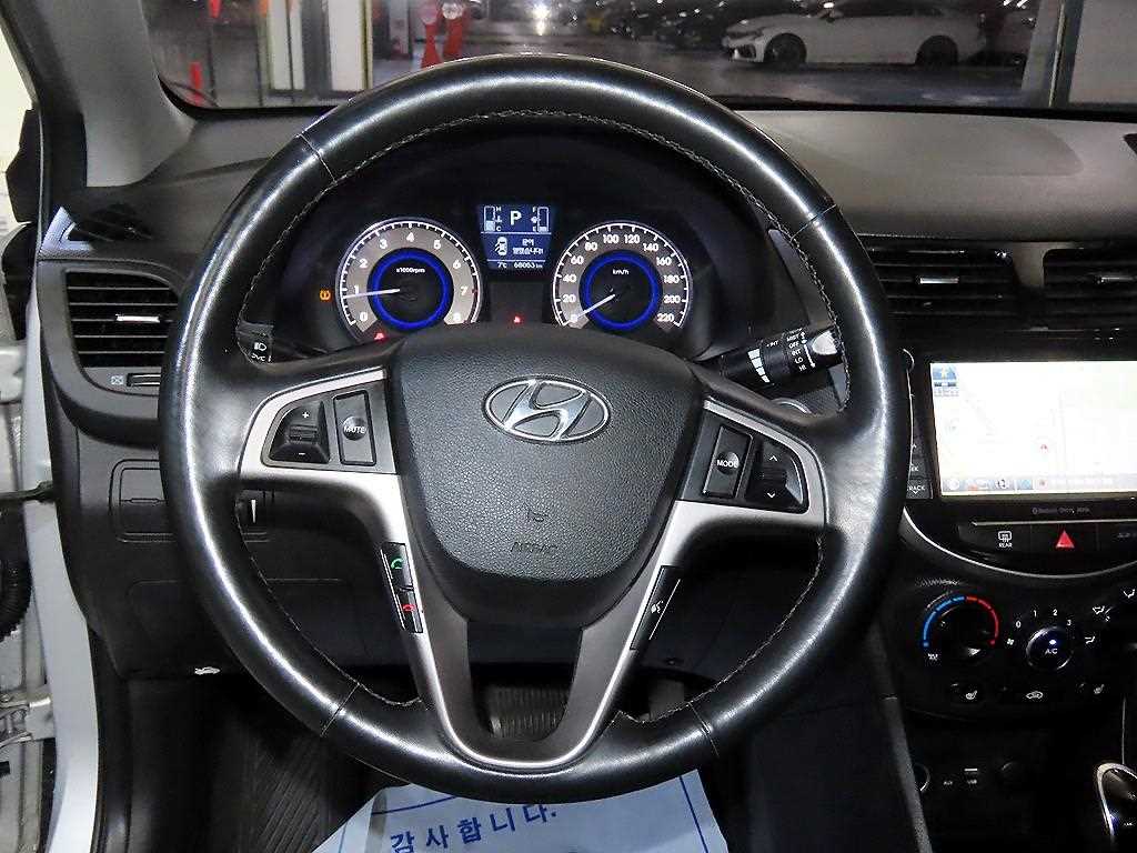 HYUNDAI Accent - Vista 8