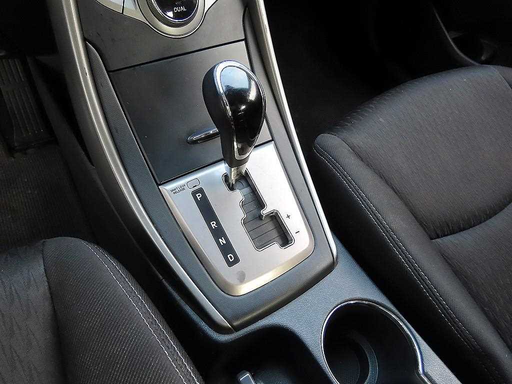 HYUNDAI Avante - Vista 10