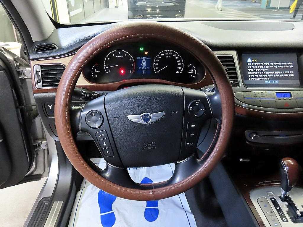 HYUNDAI Genesis - Vista 8