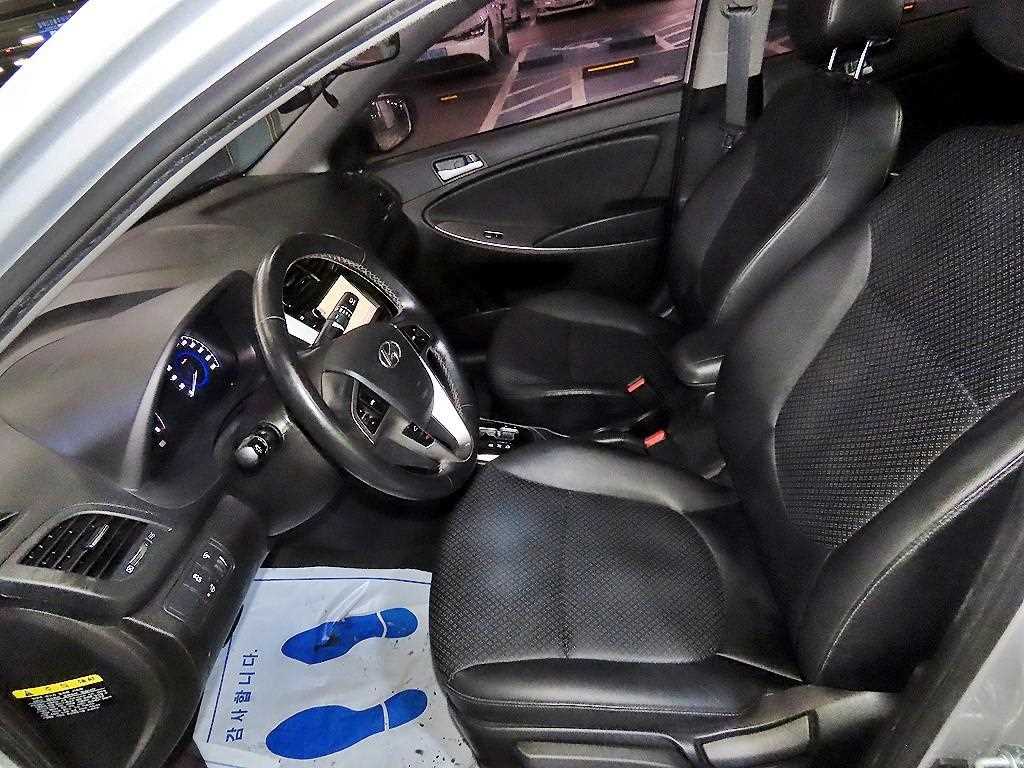 HYUNDAI Accent - Vista 6