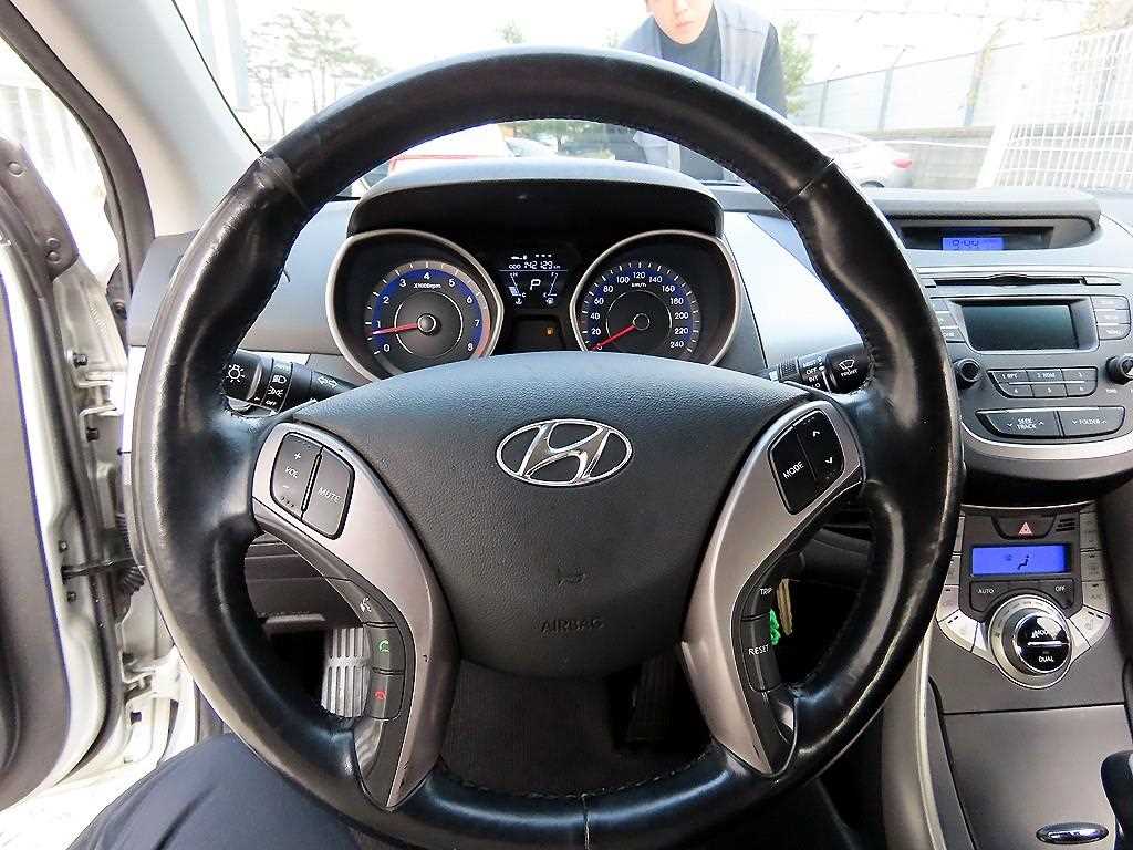 HYUNDAI Avante - Vista 8