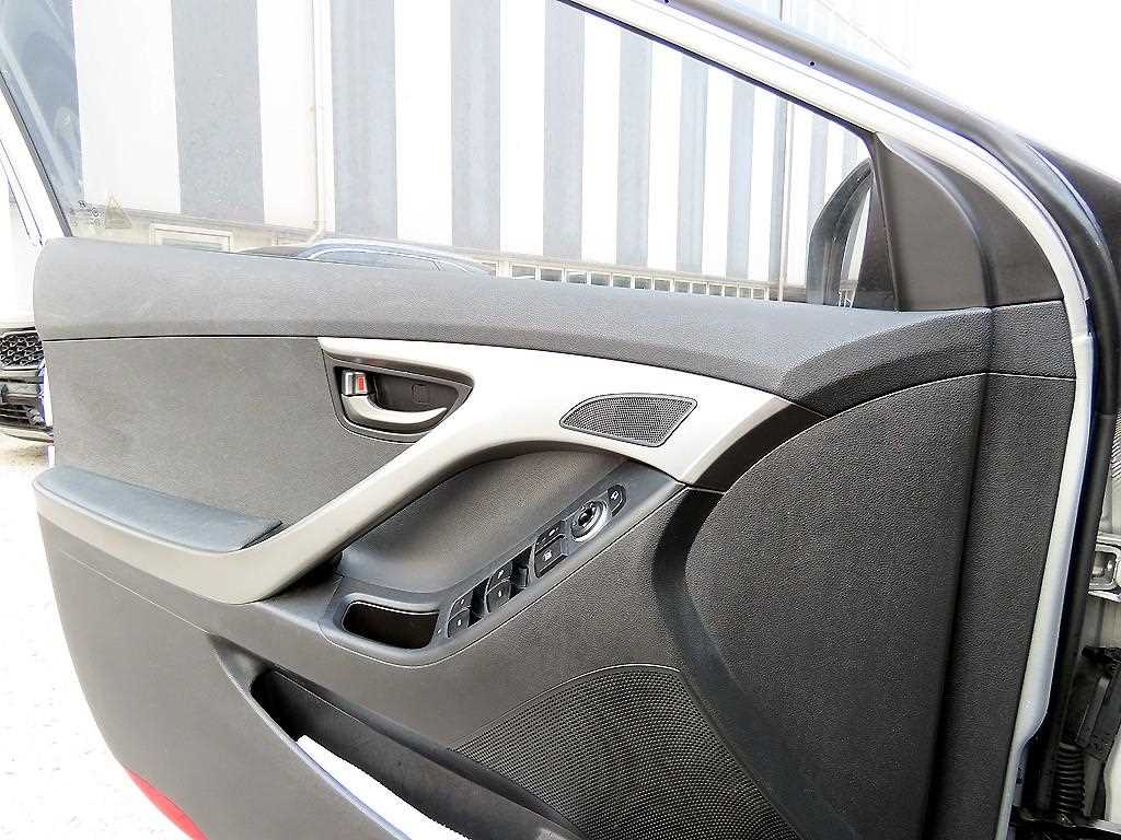 HYUNDAI Avante - Vista 11