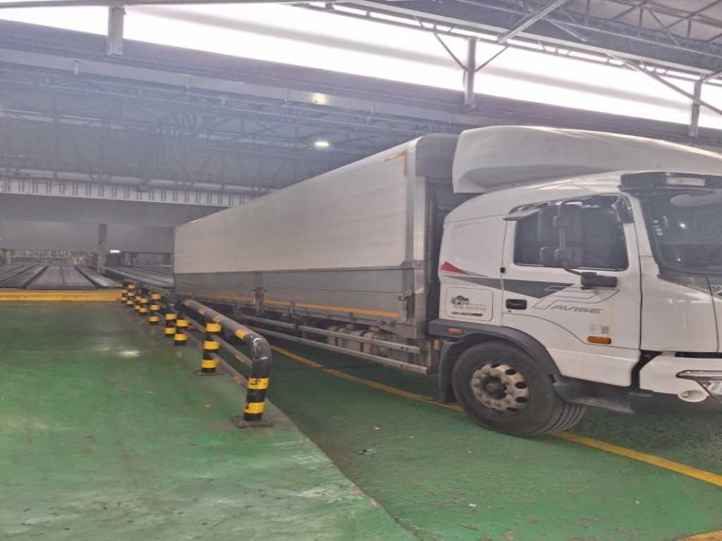 medium and large cargo truck - Vista 2