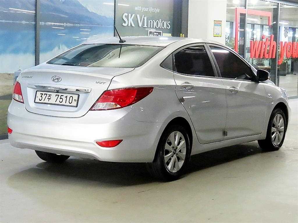 HYUNDAI Accent - Vista 4