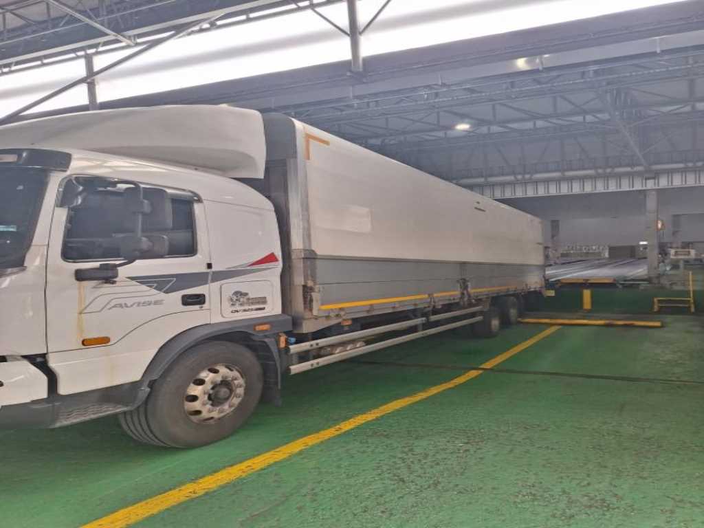 medium and large cargo truck - Vista 3