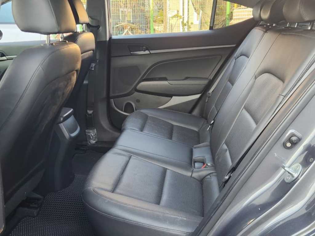 HYUNDAI Avante - Vista 8