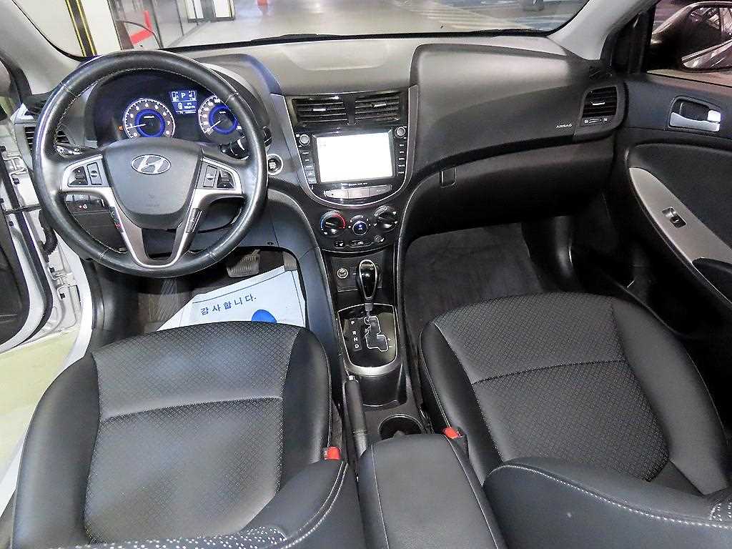 HYUNDAI Accent - Vista 10