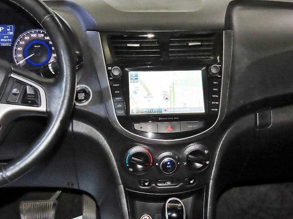 HYUNDAI Accent - Vista 11