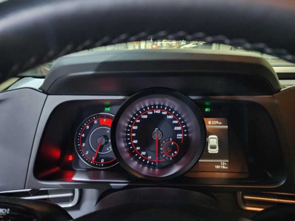 HYUNDAI Avante - Vista 10