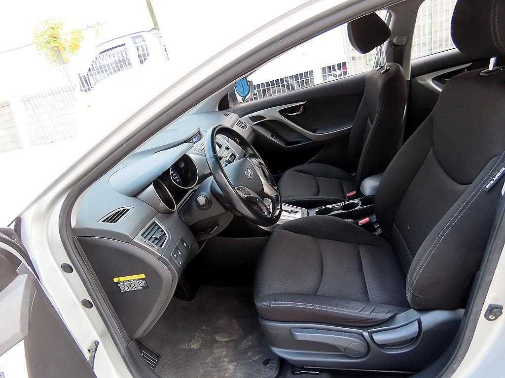 HYUNDAI Avante - Vista 5