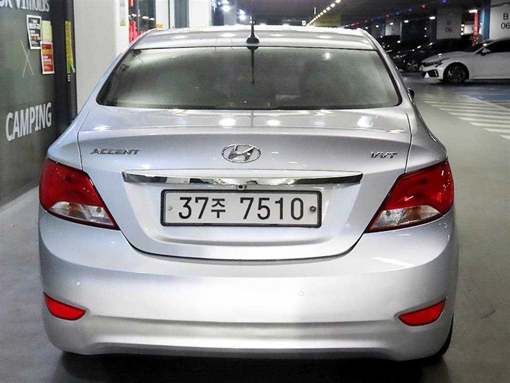 HYUNDAI Accent - Vista 5