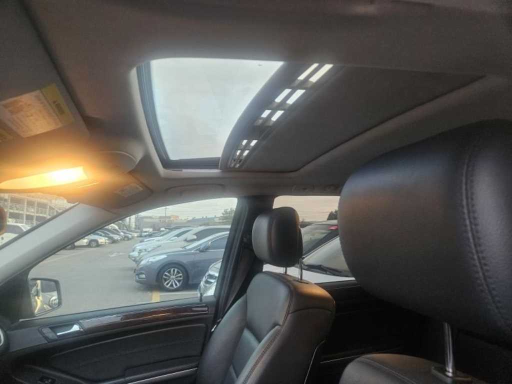 Mercedes Benz M Class - Vista 10