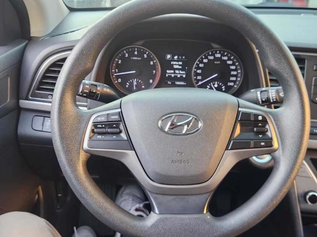 HYUNDAI Avante - Vista 12