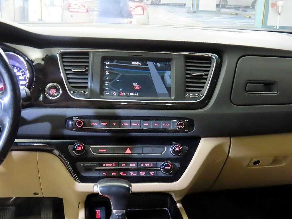 KIA Carnival - Vista 11