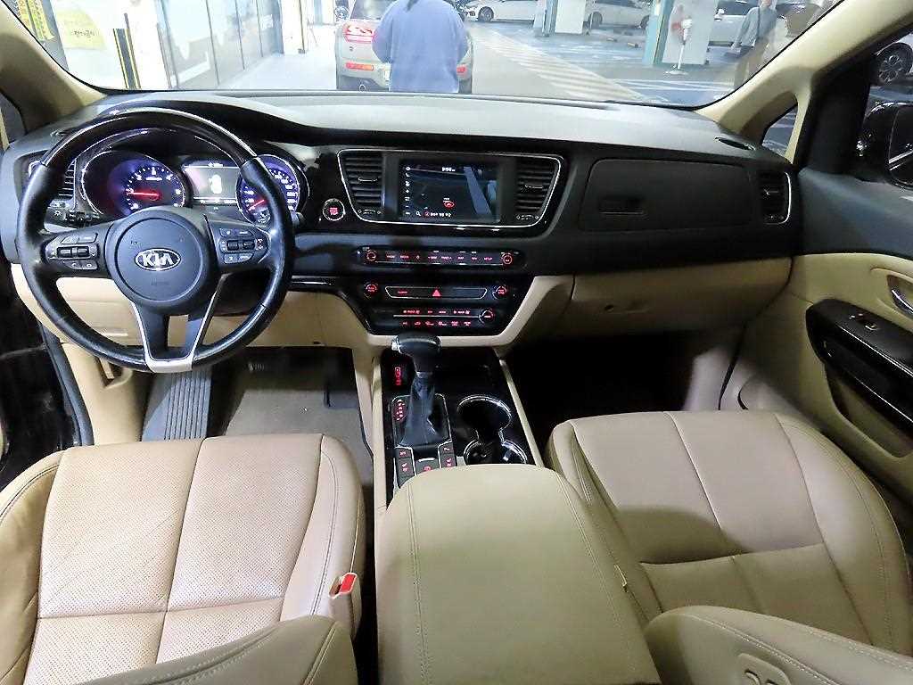 KIA Carnival - Vista 10